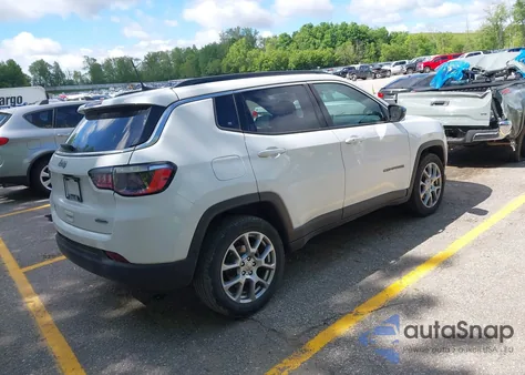 2022 Jeep Compass Latitude Lux 4X4 z USA, uszkodzony, nr VIN 3C4NJDFB7NT112307